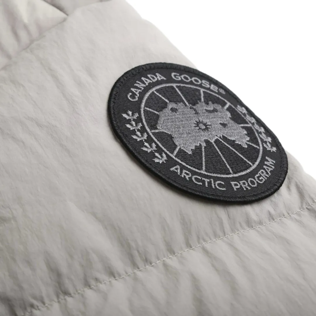 P1010 [Exclusive supply] Canada Goose Black Label Badge Hooded Down Jacket (Khaki) The high-quality filling is made of 90 national standard high-quality white duck down, selected high-loft velvet, weighing 240g, light and warm, with excellent temperature locking performance and good resilience. The fabric is woven with 400T high-count yarn. After special water-repellent treatment, the surface forms a lotus leaf effect - raindrops will slide down like beads, and snow particles will fall off when touched. The tear resistance reaches 200N (approximately 20kg load-bearing), the light gray matte texture breaks the stereotype of "outdoor clothing = hardcore", and the soft luster presents a high-end matte effect under urban neon lights, seamlessly switching scenes from ski resorts to CBD office buildings. The ribbon is woven with polyester as the base, and the brand letters are decorated on the ribbon through high-precision computer embroidery. The edges of the pattern are clear, the stitches are fine and even, and multiple layers of embroidery thread are stacked to enhance the three-dimensional effect. Precision thread reinforcement prevents linting and ensures the fluffy and resilient elasticity lasts as new. The embedded cuffs are three-dimensionally woven to form a "wavy" elastic structure, which forms natural folds when fitting the wrist, increasing the contact area with the skin, thus improving the windproof effect. At the same time, micro-velvet treatment is added to the inside of the cuffs, which feels like a second layer of skin and avoids friction on the skin from metal zippers or hard fabrics. Size:S-M-L-XL